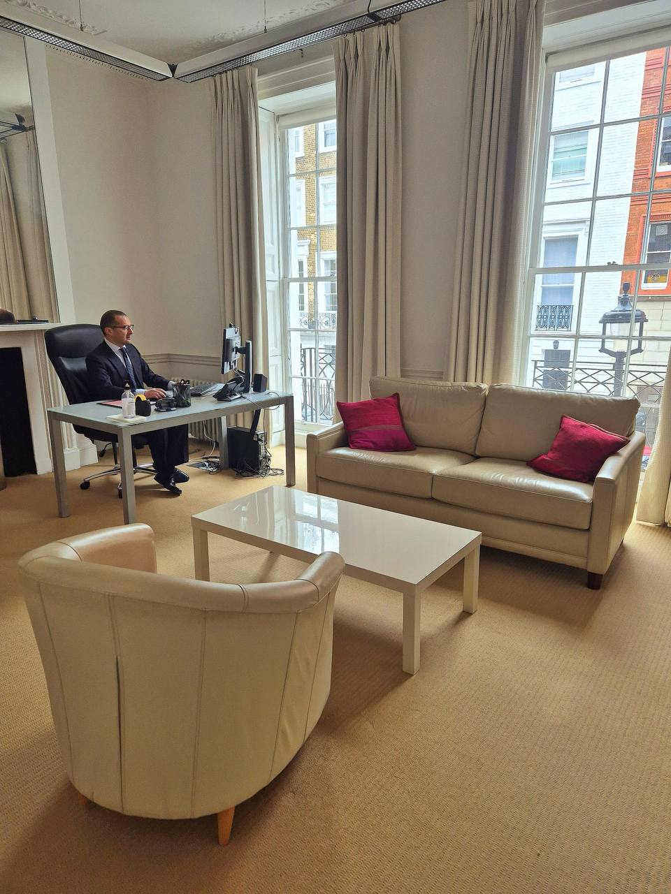 Il Dr Simone Rofena durante una visita alla VITA Fertility Clinic di Londra